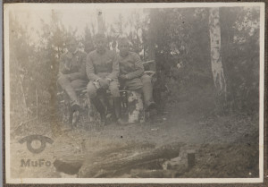Trzej młodzi żołnierze armii Austro-Węgier siedzący na ławce, portret