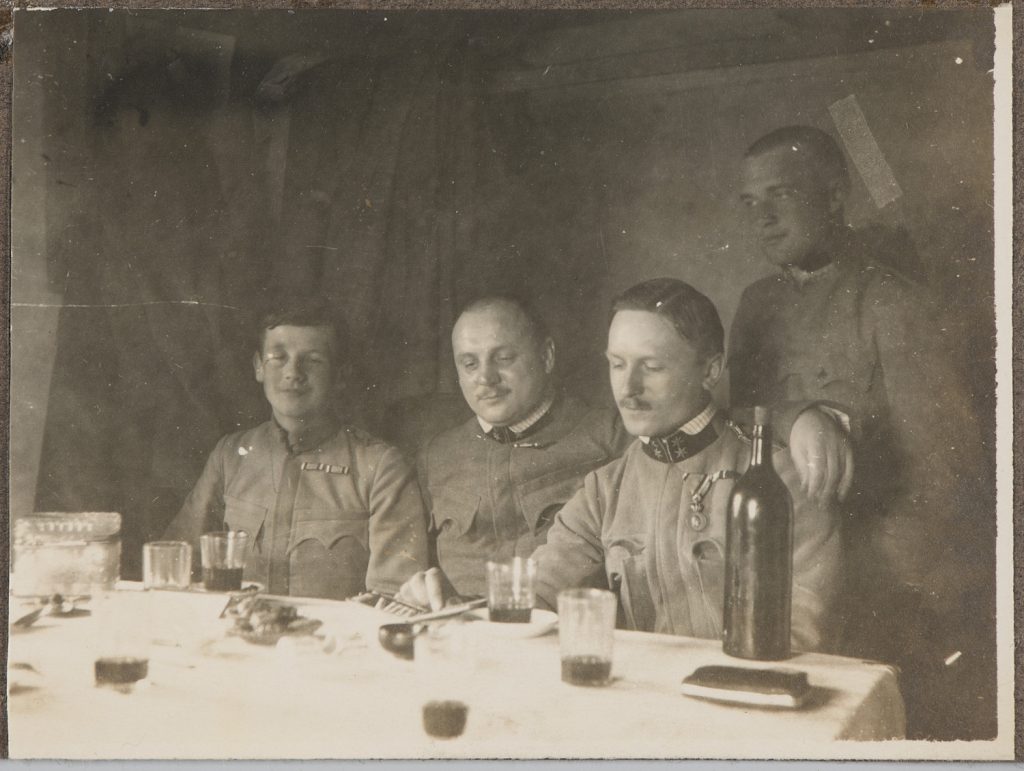 Alfred Sapieha i żołnierze armii Austro-Węgier przy stole z napitkiem