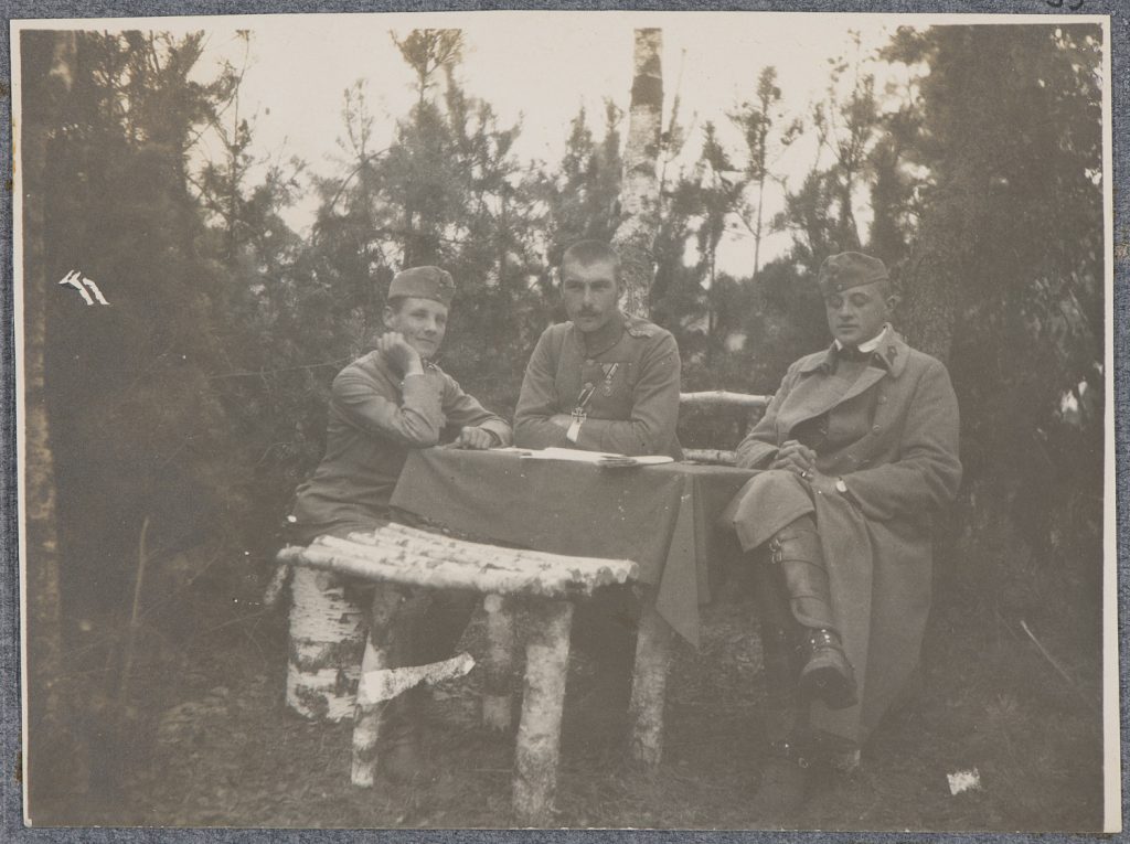 Alfred Sapieha i dwóch żołnierzy armii Austro-Węgier przy stole