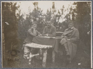 Alfred Sapieha i dwóch żołnierzy armii Austro-Węgier przy stole