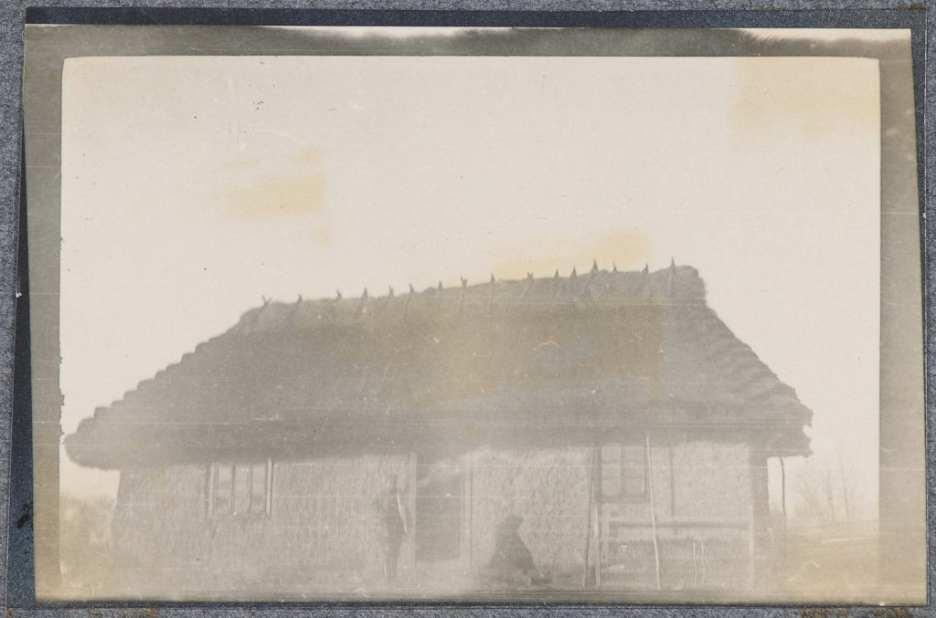 Wiejska chałupa i żołnierz armii Austro-Węgier