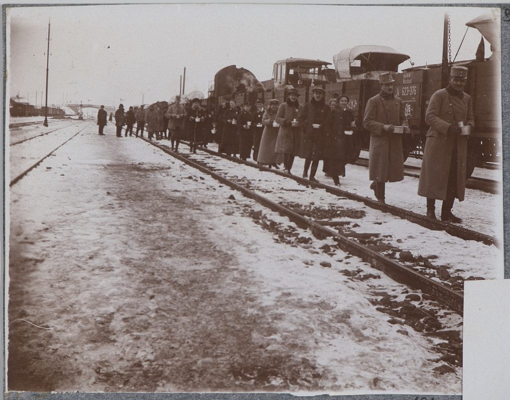 Kolejka do kuchni polowej, wojskowy transport kolejowy