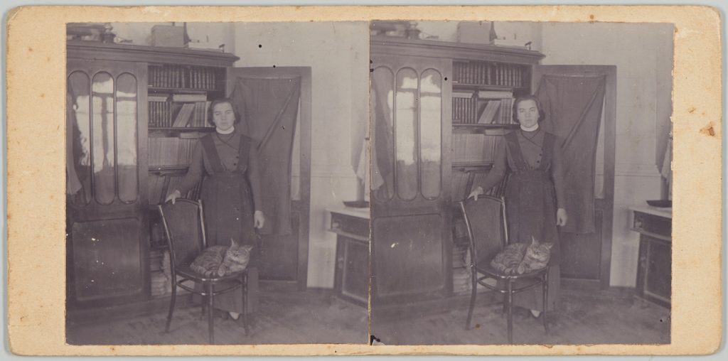 Krym, portret kobiety z kotem na krześle