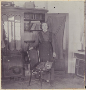 Krym, portret kobiety z kotem na krześle