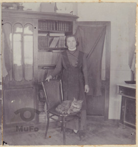 Krym, portret kobiety z kotem na krześle